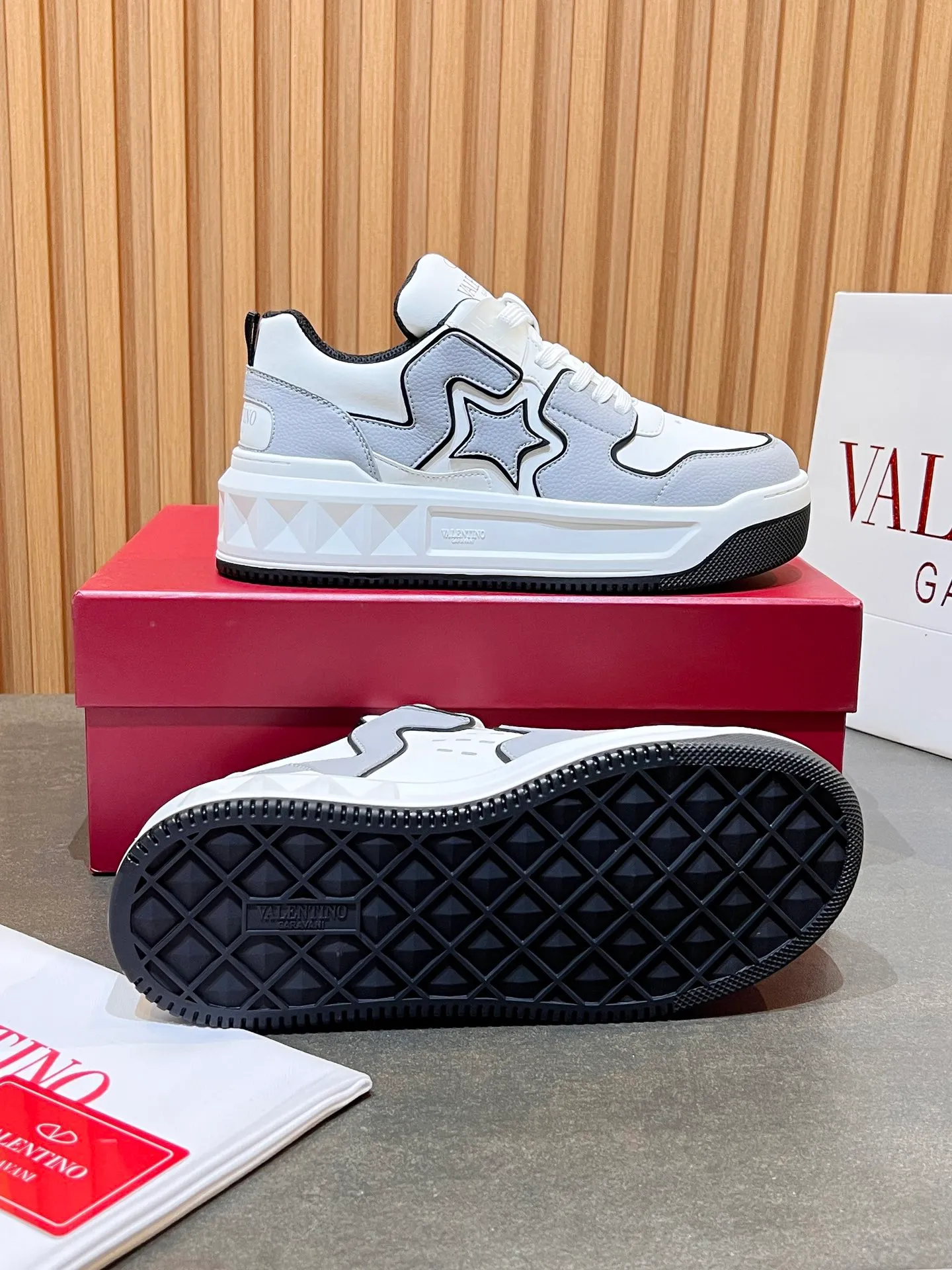👟👟Ex-factory price 660👟👟 𝑽𝒂𝒍𝒆𝒏𝒕𝒊𝒏𝒐Valentino 𝑶𝒏𝒆𝑺𝒕𝒖𝒅 Couple casual sports shoes series Valentino 2024 new couple sports shoes are on sale. The original ZP was purchased and dismantled. Repeated pattern making and modification. I tried my best to restore it one to one! Top luxury masterpiece Signature five-pointed star design Soft and comfortable genuine leather with contrasting colors brings excellent and elegant texture and excellent on-foot comfort Top purchasing version upper: imported calfskin surface/original oil edge craftsmanship Outsole: original development 𝐓𝐏𝐔 two-color combination outsole Packaging: original configuration complete package Code number: 34-𝟒𝟓